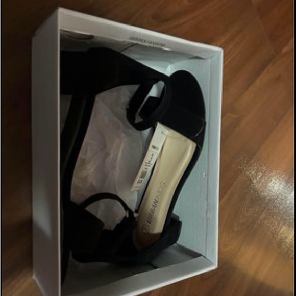 Girls size 3 mini heels new with tags and box - Picture 3 of 3